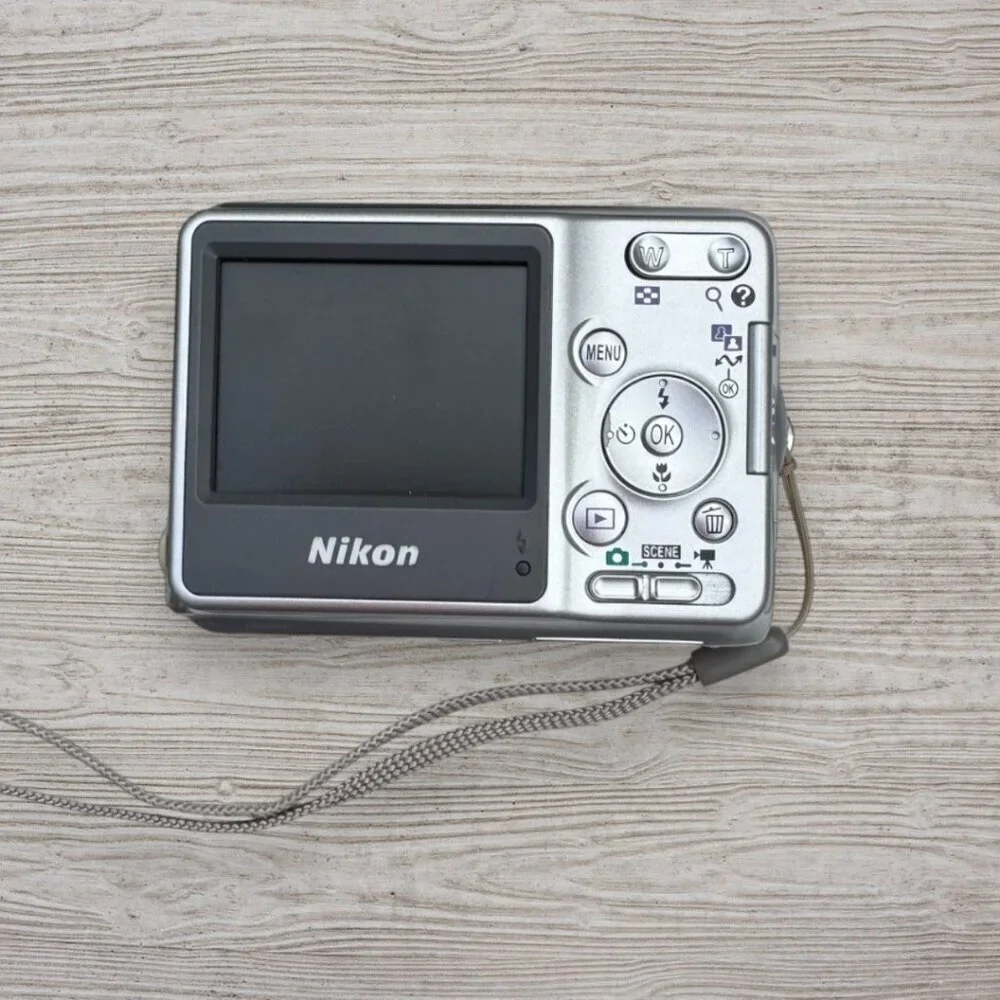 Nikon Coolpix L4 Compact Digital Camera *NOT WORKING* Original Box Case Cables++